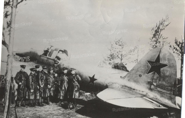 Пилоты 57 СБАП ВВС КБФ 1941 год. На заднем плане ИЛ-2 первых серий выпуска..jpg