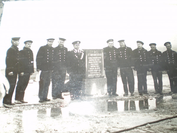 На втсрече ветеранов-батарейцев. Матросы одели бушлаты. А. Лещенко в центре.JPG