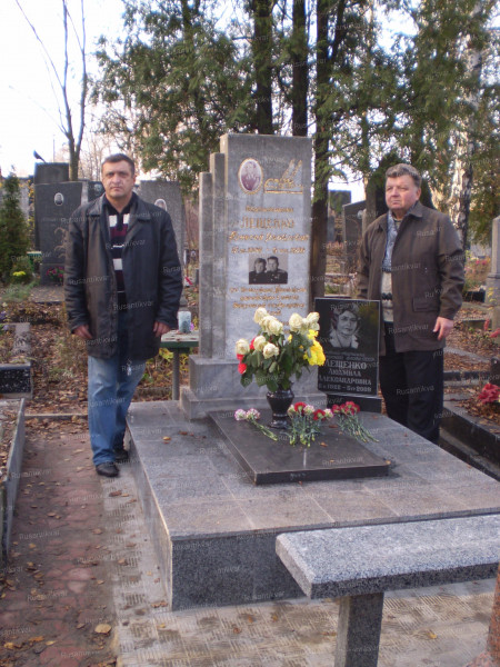 С. Смолянников (слева) и В.Лещенко на могиле комбата-35.JPG