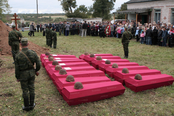 Воинский караул у гробов с останками погибших в Бельково (захоронение на мемориале в Глебово 15.09.2007 года).jpg