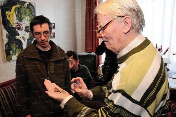 Передача медали Дмитрием Лениным Владимиру Аринину в Вологде..jpg