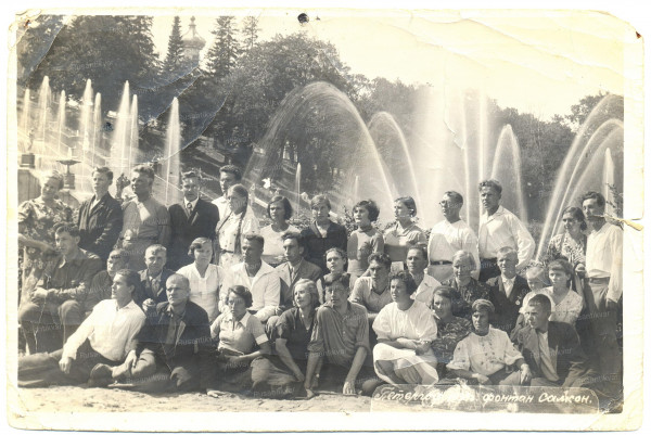 Петергофский фонтан Самсон во время наградной  поездки в Ленинград 1939 год (Аринин с женой и сыном Владимиром средний ряд крайние справа)..jpg