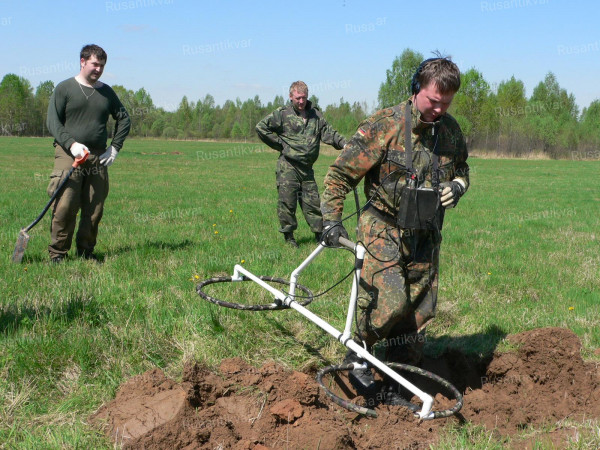 Поисковые работы Клуба Фронтовые Дороги на Бельковском поле июнь 2007 года.JPG