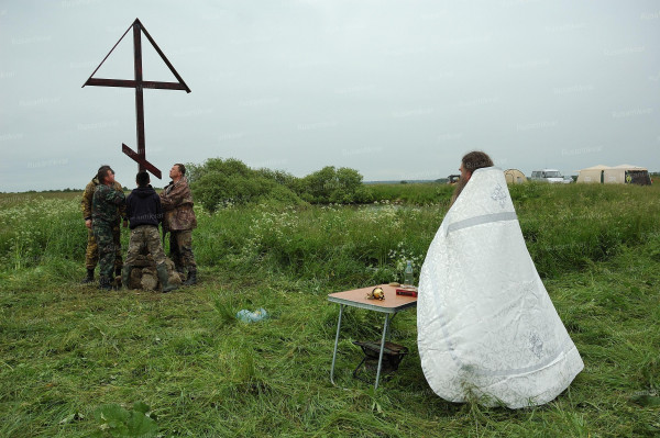 Установка Клубом Фронтовые Дороги Поминального Креста на месте сражения за д. Бельково 16.06.2007 год.jpg