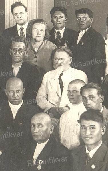 Учителя после награждения в Кремле Москва, 1939 год. (Аринин рядом с Калинином в белой рубашке)..jpg