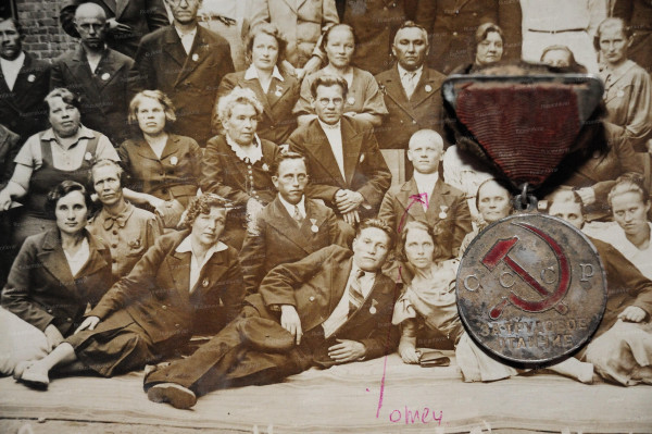 Фото Ивана Аринина с медалью в 1939 году и эта же медаль в 2010-м..jpg