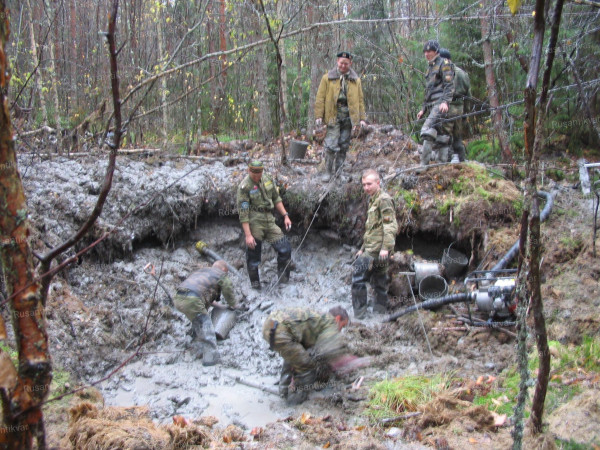 Раскопки на месте падения самолета.jpg