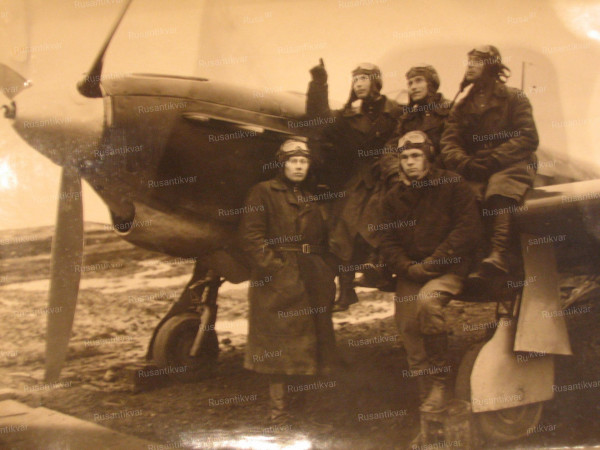 Лобанов с сослуживцами у истребителя.jpg