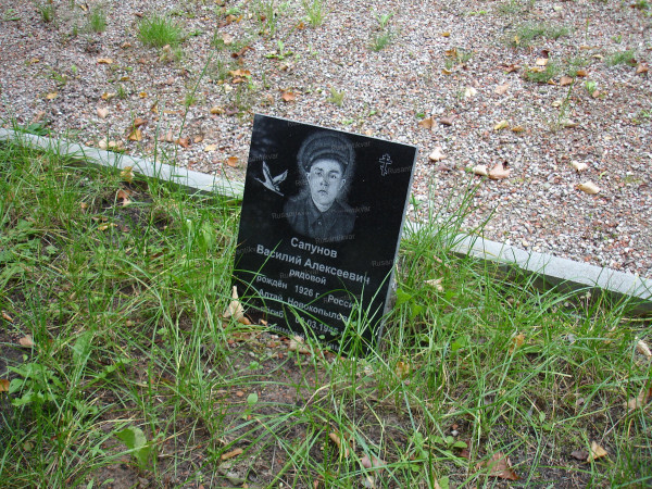 Плита, установленная родственниками солдата на мемориальном кладбище в Заури.jpg