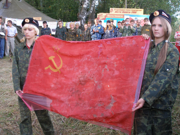 Знамя в лагере учебно-тренировочной Вахты Памяти в Гагаринском районе, август 2008 года.JPG