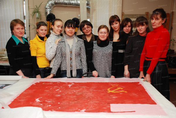 Преподаватели и студенты, принимавшие участие в работе со знаменем.JPG