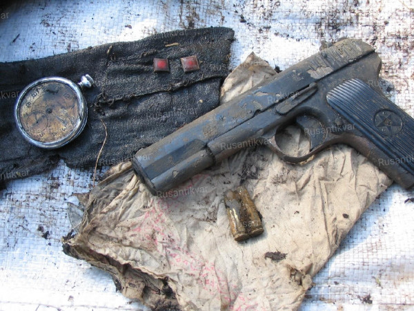 Личные вещи, фрагменты обмундирования и табельное оружие летчика.jpg