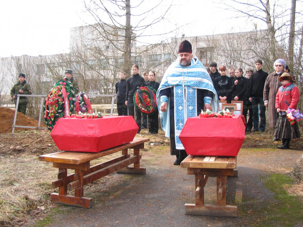 Похороны членов экипажа найденного бомбардировщика.jpg