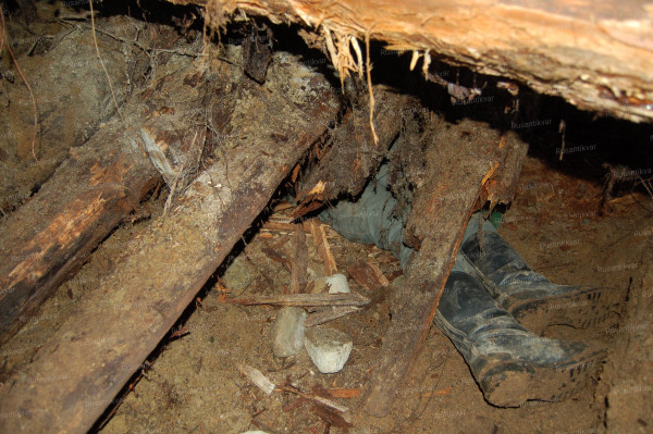 Потратив весь день на разборку четырех мощных накатов этого финского блиндажа, мы так ничего и не нашли.JPG