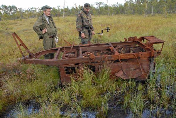 Полевую кухню бойцы волокли по болоту до-последнего.JPG