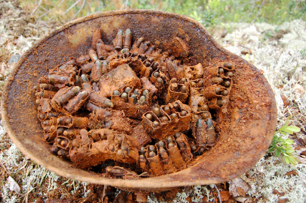 Приложением к хорошо сохранившемуся финскому шлему стала куча патронов.JPG