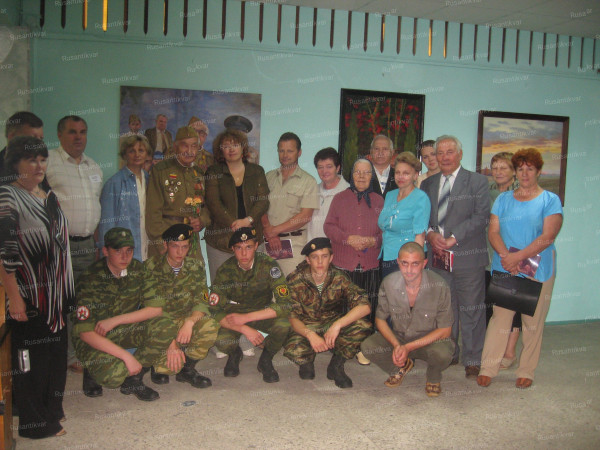 На праздновании 25-летия ВПК Поиск. Выставк картин ветерана Великой Отечественной войны А. Ф. Ковалева.JPG