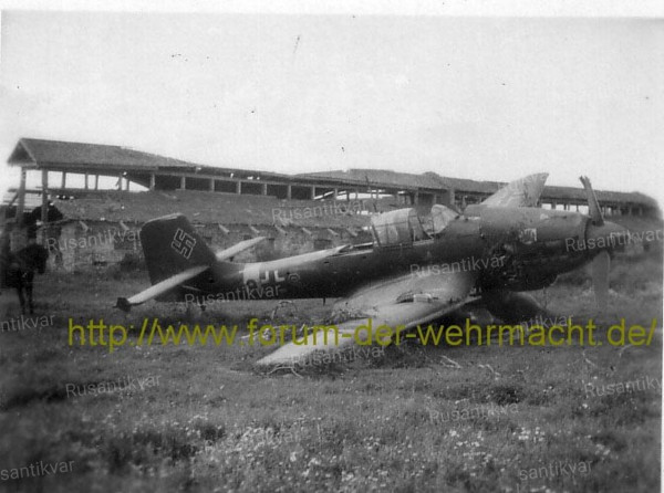 6. Ю-87 возле винокурни у деревни  Каменка Велижского р-на Смоленской обл. 1942 год..jpg