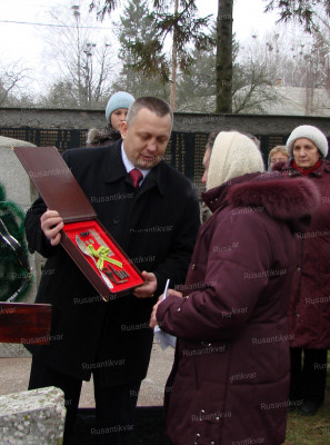 А Лященко передает родственникам медальон и личные вещи бойца.jpg