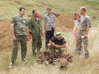 Балка Дубовая. Поисковики на месте гибели штаба дивизии..JPG