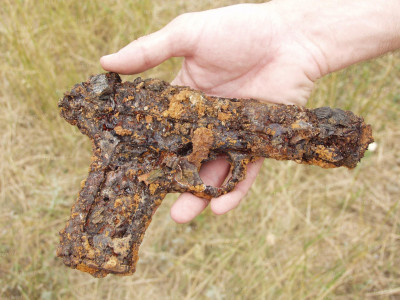 Обгоревший пистолет ТТ, найденный в одном из блиндажей..JPG