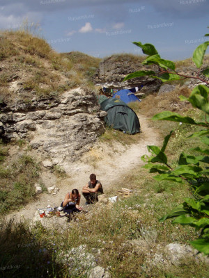 Палаточный городок поисковиков,уютно примостившийся на горном склоне..JPG