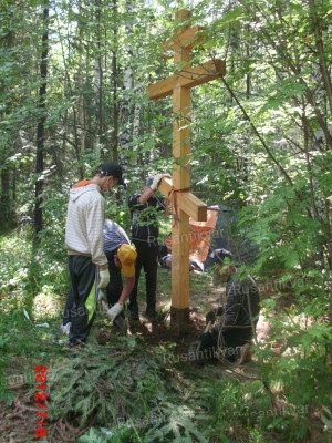 2.Поклонный крест, установленный на месте падения самолета.JPG