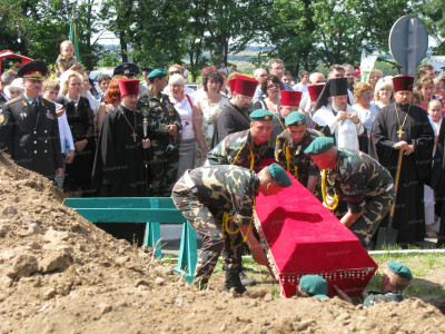 8.Торжественное захоронение останков воинов у Полковничьего леса, в р-не Новоархангельска, 6 августа 2011 г..jpg