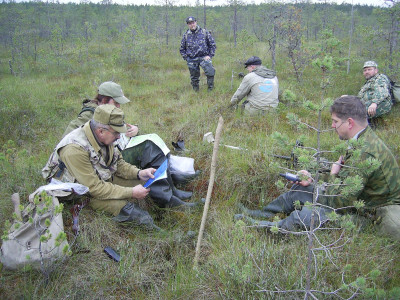 9. Работа на болоте Гладкое. Ближний слева – командир поискового отряда «Демянск» А. Павлов..JPG