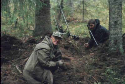 7. Г. Якшин и В. Комлев поднимают останки четырех десантников в районе д. Игожево..JPG