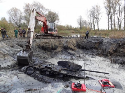 6.Экскаватор помог освободить танк из вязкого плена..JPG