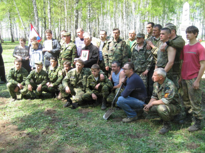 9.Во время церемонии захоронения. Поисковики вместе с родственниками найденных солдат..jpg