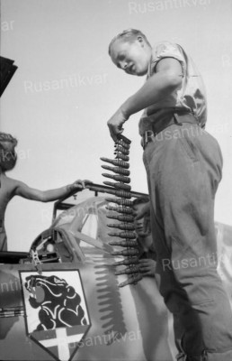 9.Техническое обслуживание самолета Bf-109 из II.JG54 август 1941 года, аэр. Малое Овсище.jpg