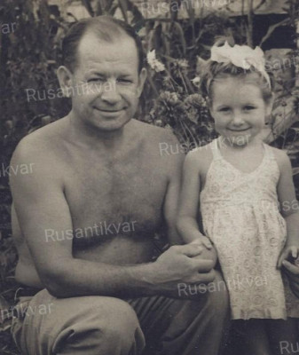 17.Василий Спиридонович с дочкой Людой.jpg