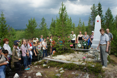 8.Возложение венков к памятнику на высоте в день 70-летия боя.JPG