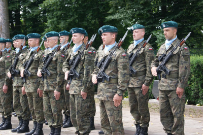 15. Солдаты застыли в парадном строю....JPG