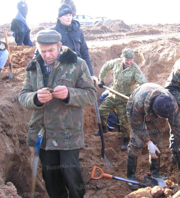 3. Работа продолжается вручную. На переднем плане И.И. Великанов.JPG