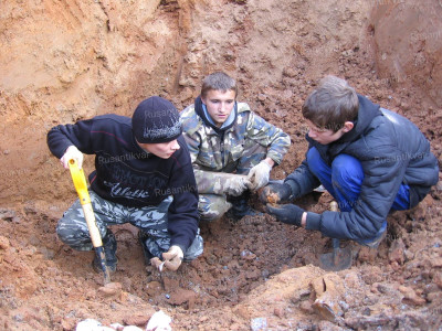 4. В раскопе Антон Прокапнев (слева) и учащиеся Мостокской СШ Могилевского района.JPG