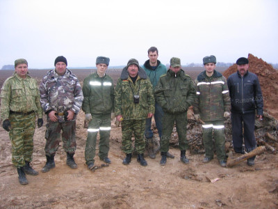 8.  Поисковики 52-го ОСПБ МО РБ и ПО Виккру (кавычки) по завершении работ, октябрь 2013 года.JPG