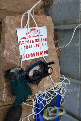14. Этот памятный камень участники поисковой экспедиции опустили на дно Ладожского озера..jpg