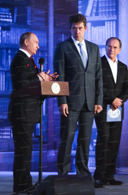 1. Церемония вручения премии РГО Человек года. (кавычки).jpg