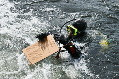 9. Церемония увековечения ... Погружение для крепления мемориальной плиты на корпус подлодки С-9..jpg