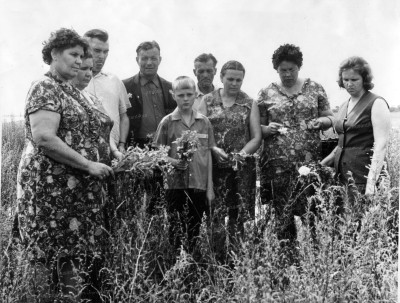 11.Трофим Лысенко с родными героев у места боя..jpg