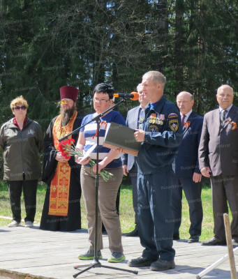 3.Вручение памятной папки внучке красноармейца Фаттахова - Розе Фаттаховой..JPG
