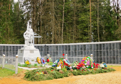 11.Свежая могила воинов на мемориале в д. Васильевское..JPG