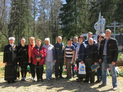 13.Фото на память с родственниками солдат....JPG