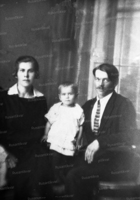 6. Сапёр Николай Алексеевич Иванов со своей семьей..jpg