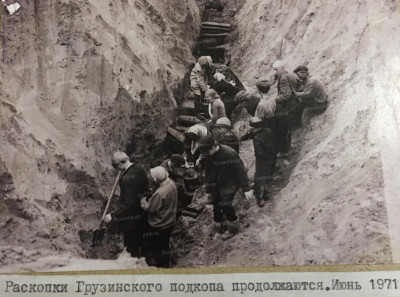 1.Школьники за работой на раскопе, июнь 1971 года..JPG