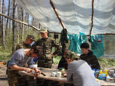2.Вскрытие капсулы солдатского медальона в поисковом лагере..JPG