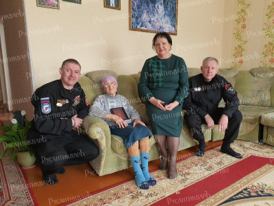 2.Вручение награды родственникам В.А. Корчагина.jpg
